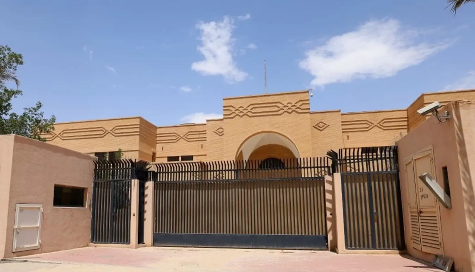 للمرة الأولى منذ أعوام... السفارة الإيرانيّة في السعوديّة تفتح أبوابها