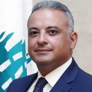 وزيرُ الثّقافة ينشرُ رسالةً مؤثّرةً وضعتها ابنةُ أحدِ الشهداءِ فوقَ ضريحه..." عم إكبر يا بابا...ما بدي إكبر بلاك"