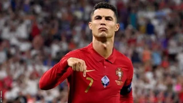 كريستيانو يتحول إلى "مصارع" في المباراة!