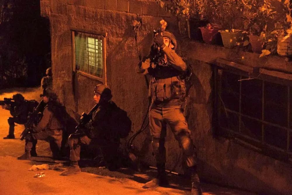قوات الاحتلال تعتقل 11 فلسطينيًا!