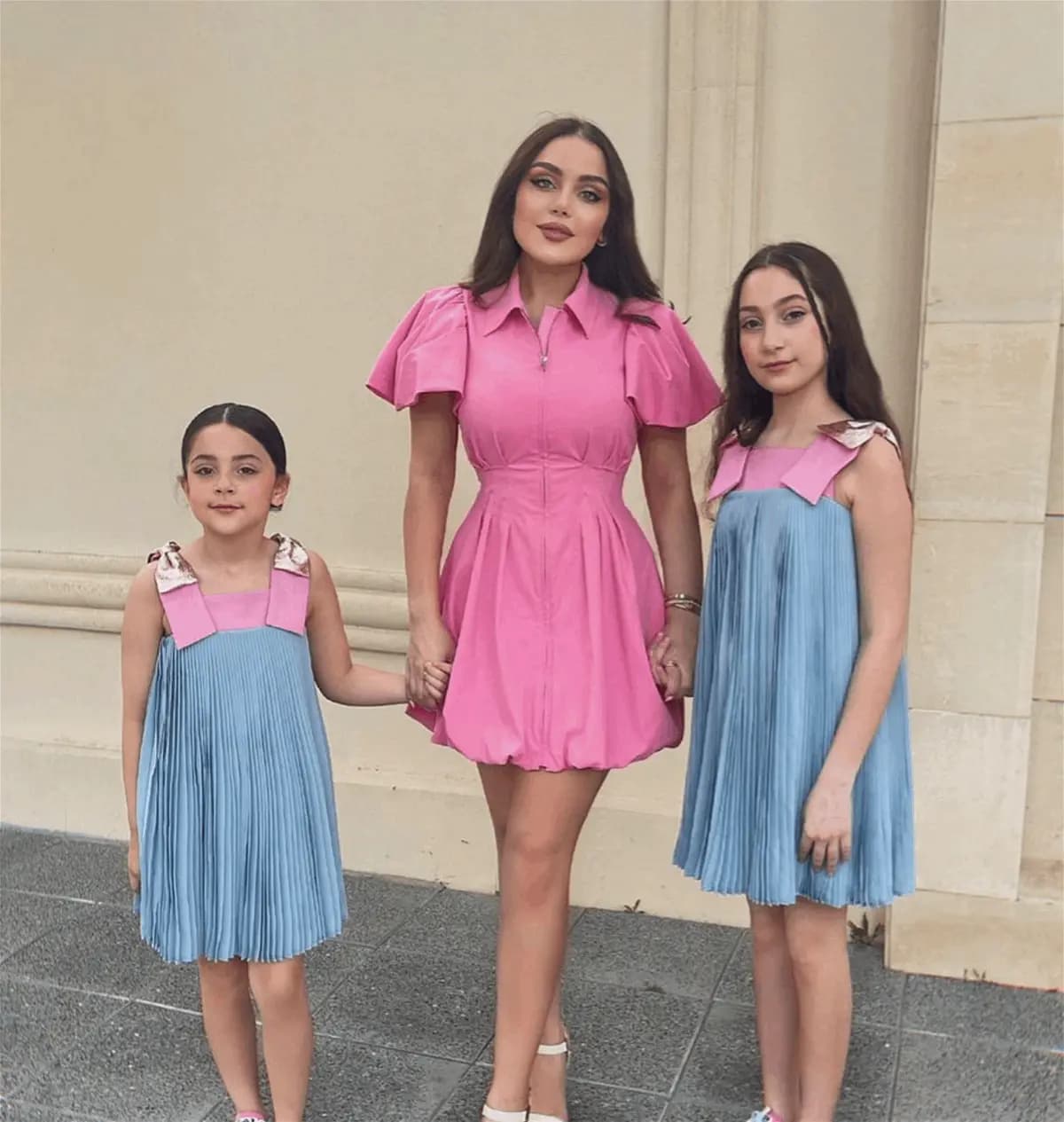 ابنة "هيفاء وهبي" بإطلالة أنثوية.. مع ابنتيها!