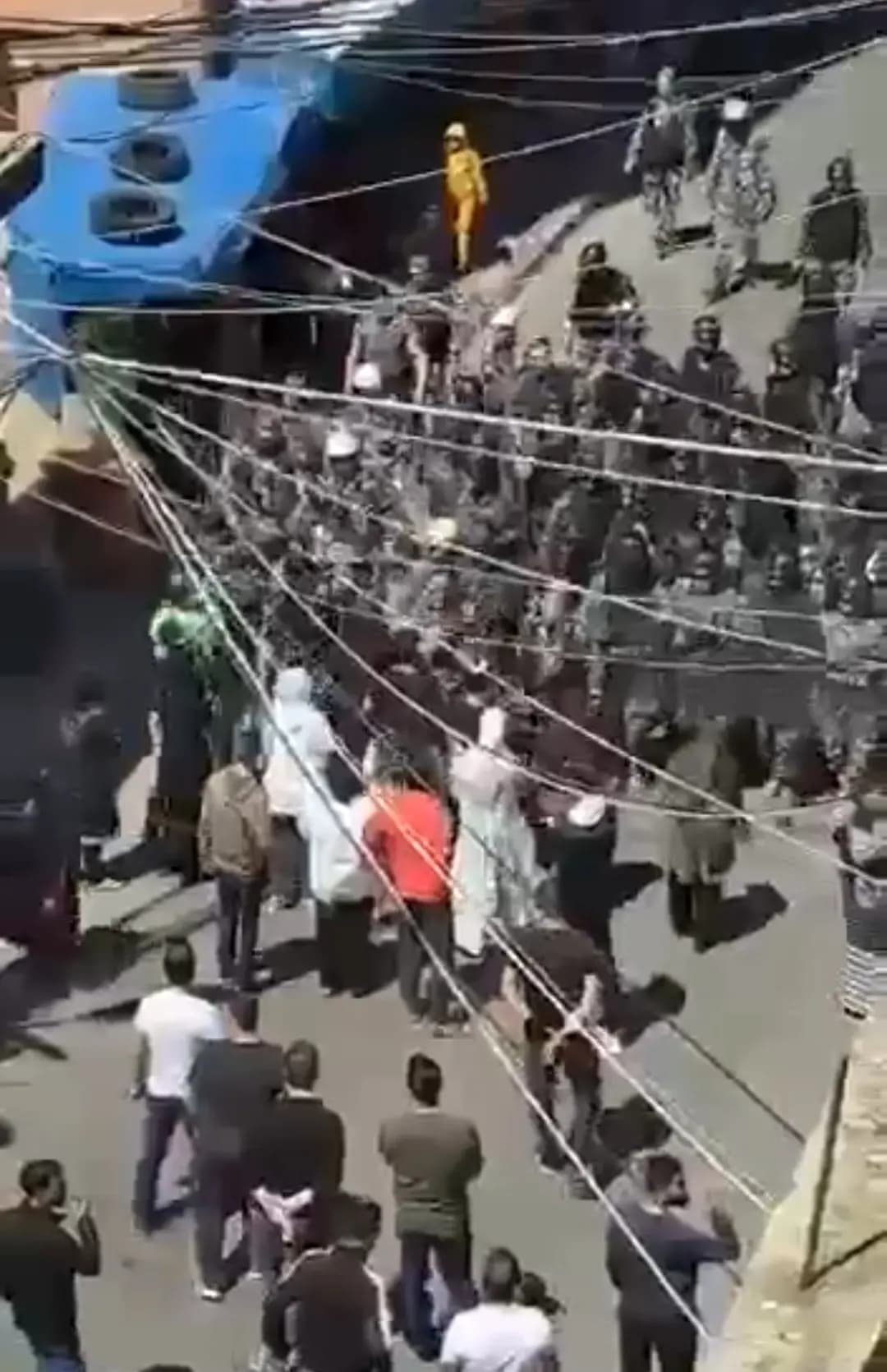 احتدام المواجهة بين أهالي برج الشمالي والقوى الأمنية التي تسعى لإزالة بناء شُيِّدَ من دون ترخيص على أملاك خاصة
