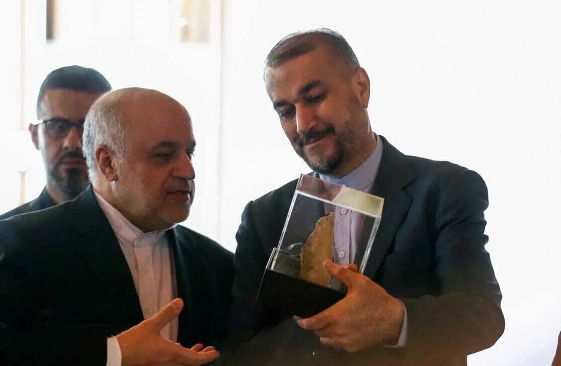 بالصور: هديّةٌ "ثمينة" من الحزب لوزيرِ الخارجيّةِ الإيراني