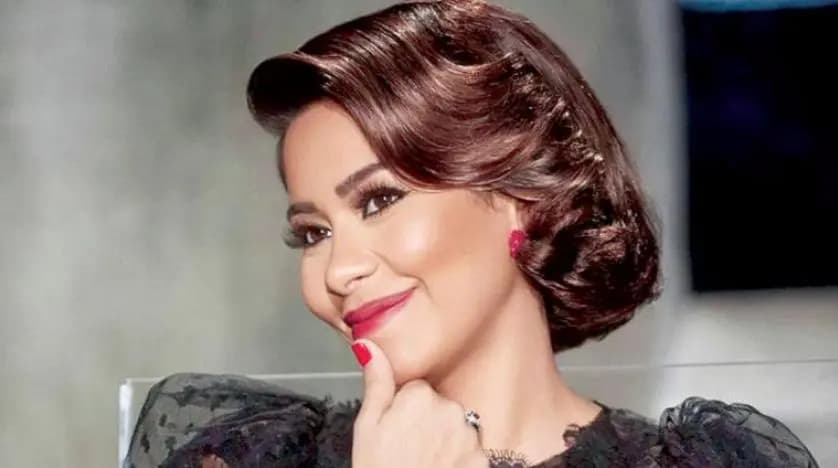 كيف علّقت شيرين عبد الوهاب على حادثةِ وُقوعها على المسرحِ؟