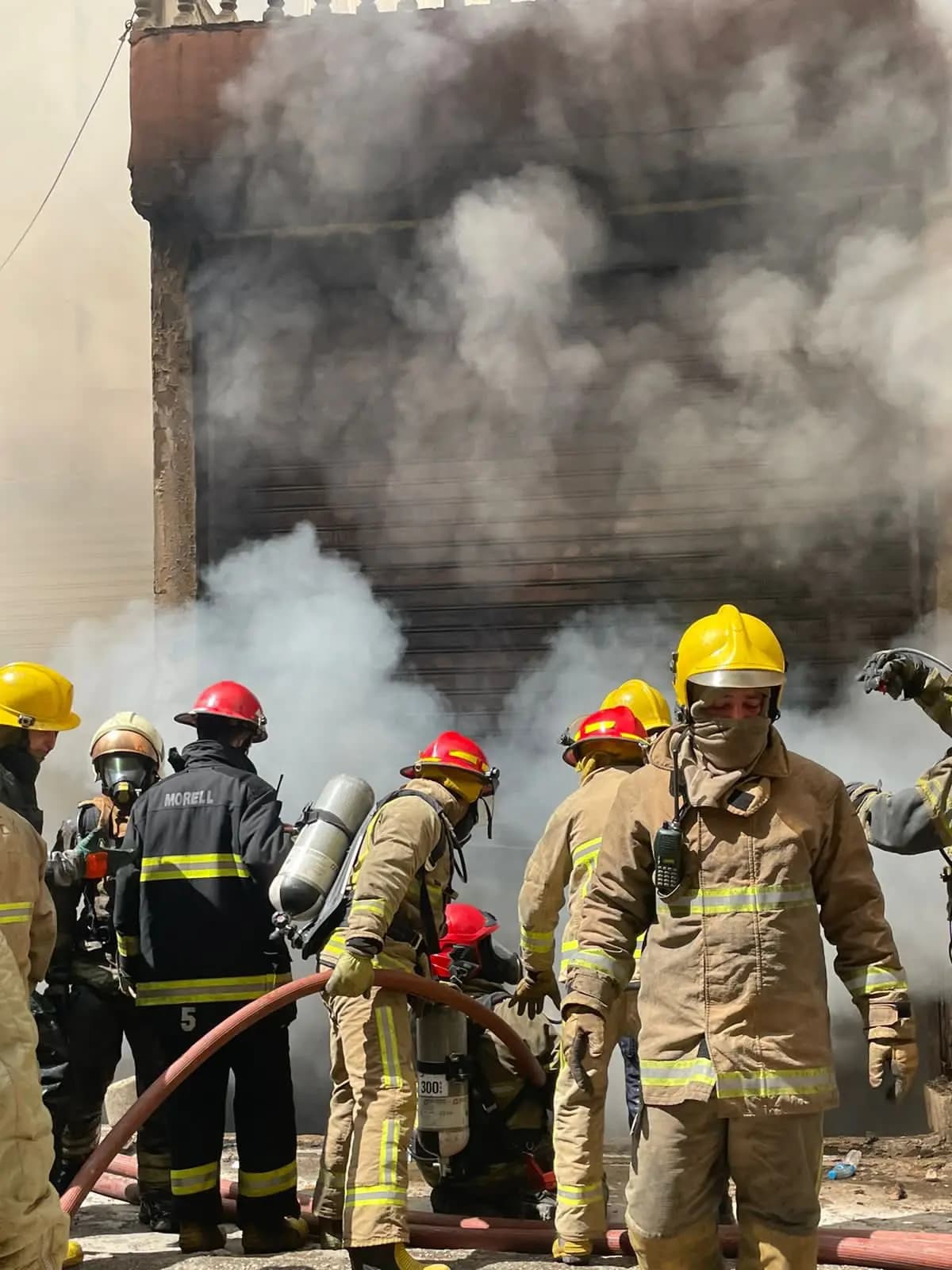 الدفاع المدني: يعمل عناصر من الدفاع المدني من مراكز متعددة على إخماد حريقٍ شبّ داخل منشرة مؤلفة من طبقتين في الكفاءات-ضاحية بيروت الجنوبية