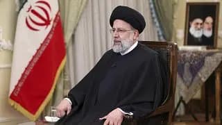 الرئيس الإيراني من مقام السيدة زينب في دمشق: سورية بقيت شامخة وانتصر "المجاهدون" بعد 12 عامًا من الحرب