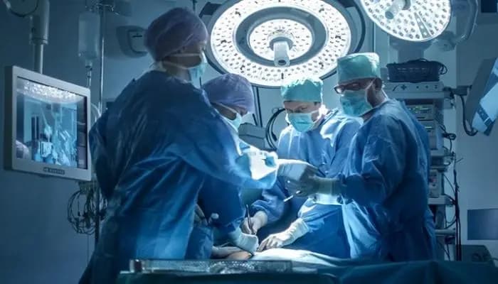 عملية جراحية بالمخ لجنين في رحم أمه؟