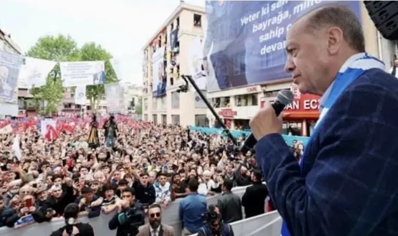 أردوغان يغني مع الآلاف من أنصاره