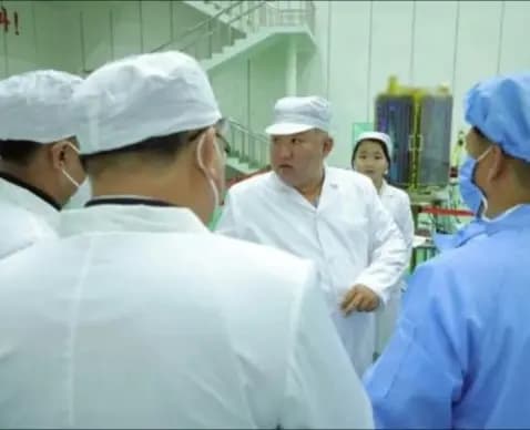كيم جونغ أون يتفقد أول قمر اصطناعي تجسسي كوري شمالي