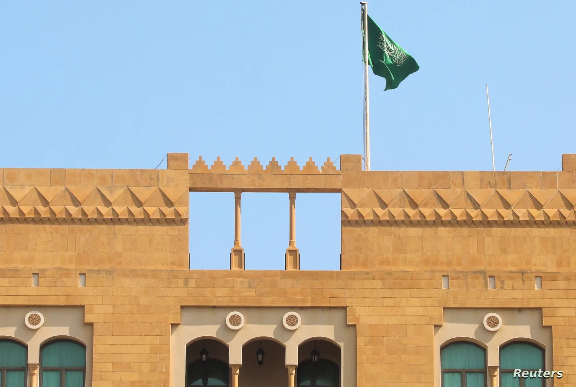 تعليمات لموظفي السفارة السعودية في بيروت!
