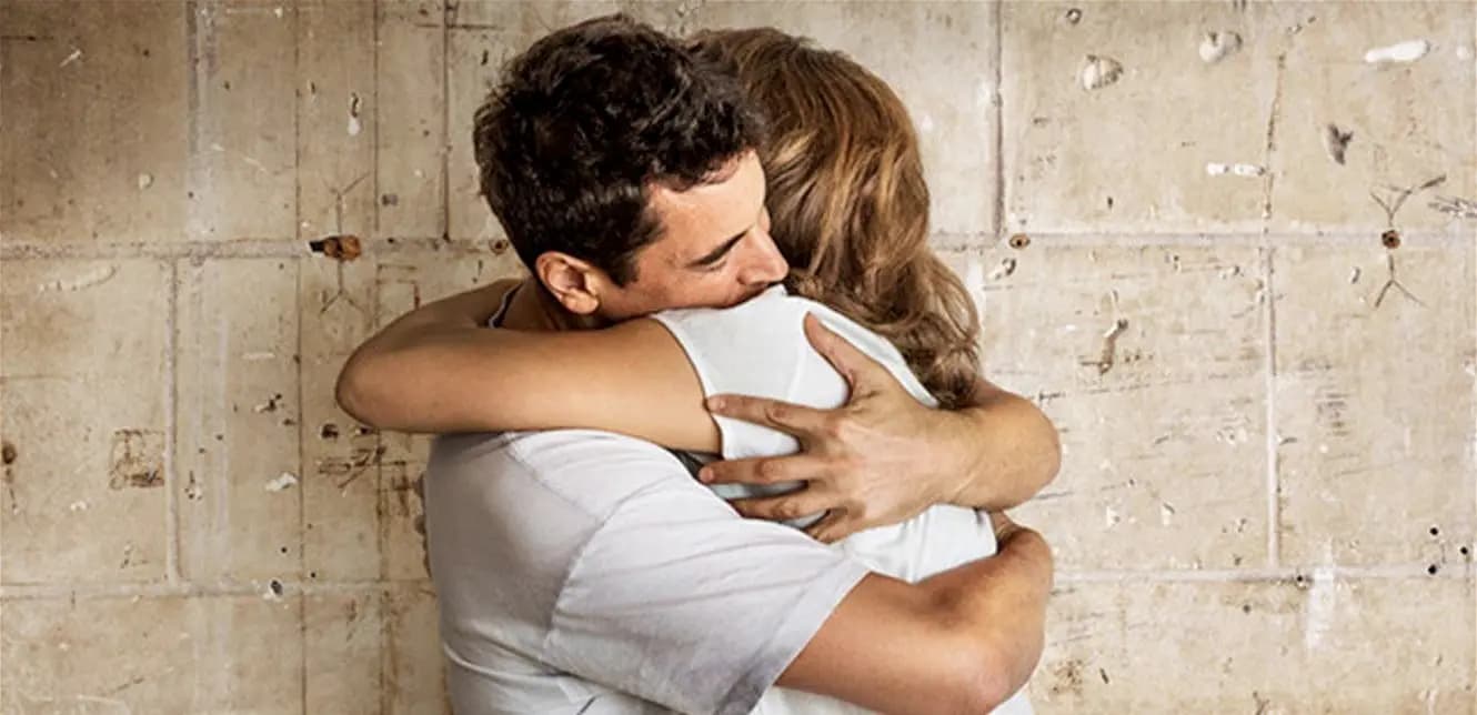 العناق .. فوائد صحيّة مُذهلة