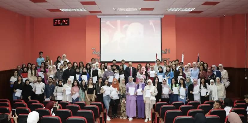 قوافلُ المتفوّقين مستمرةٌ.. وكليَّة الفنون والعلوم في الجامعة اللُّبنانيَّة الدَّوليَّة تكرِّم 215 طالبًا..!