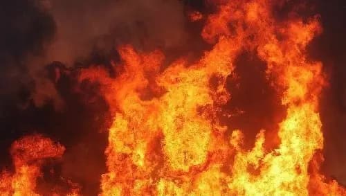 إندلاع حريق كبير في كنيسة تاريخية!