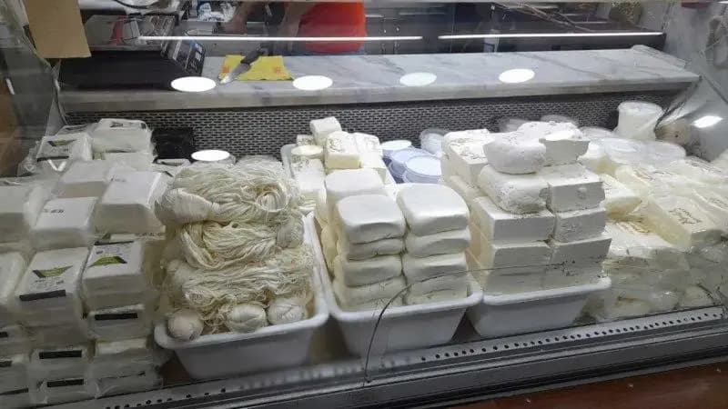 برازٌ بشريٌّ في مياهٍ لصنعِ الألبان و الأجبان!