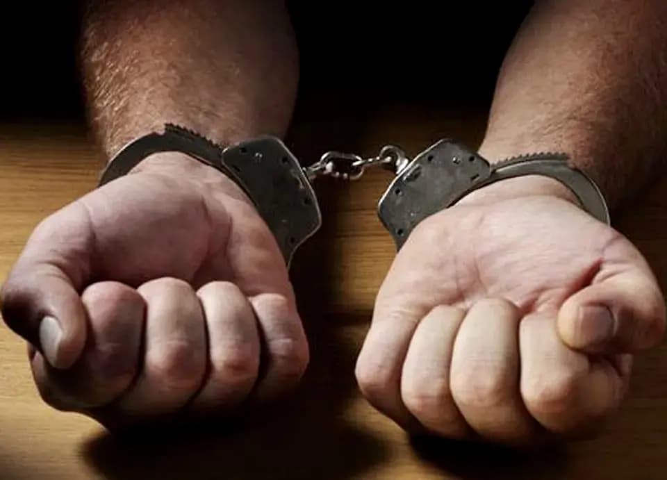 يضرب والدته و يطلق النار على شقيقه و ابن عمه