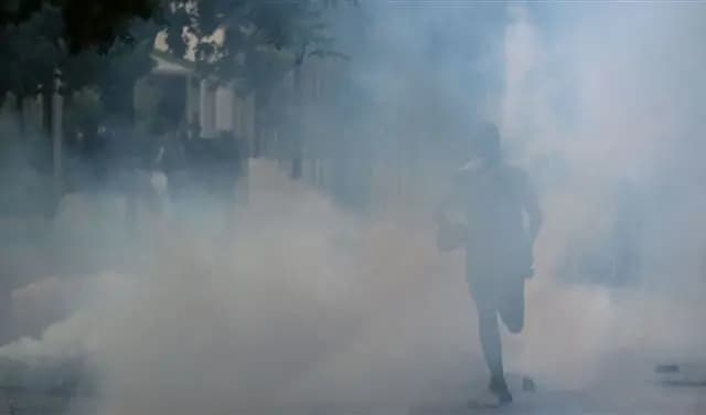 اشتباكاتٌ عنيفةٌ بين الشرطةِ الفرنسية و متظاهرين
