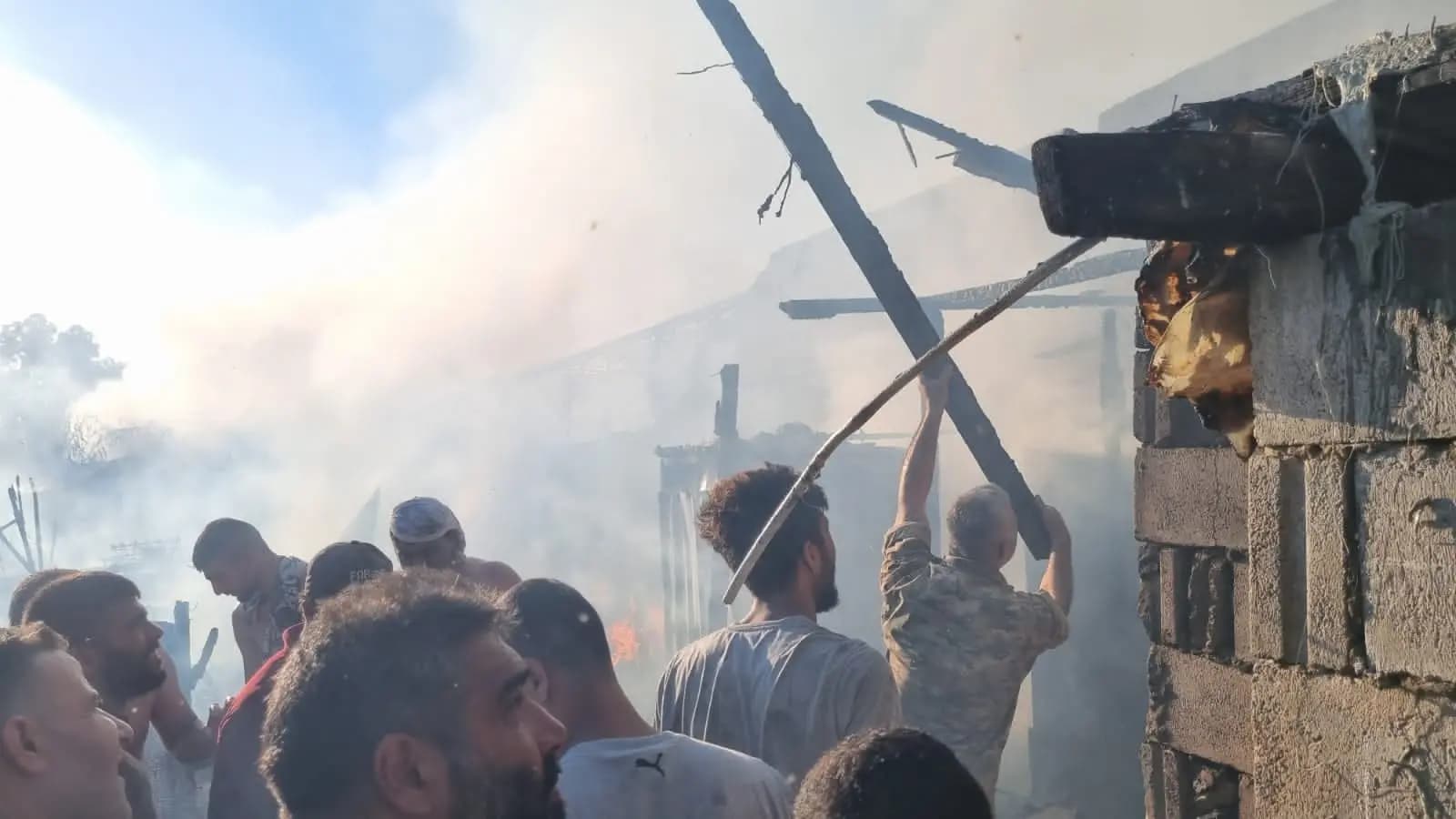 حريقٌ وانفجار في مخيمٍ للنازحين في صيدا