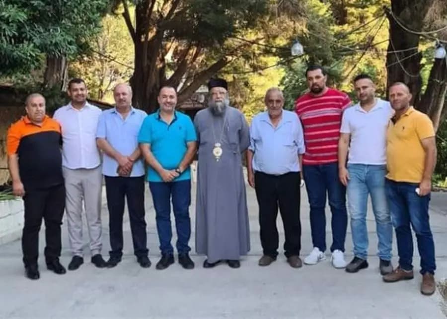 وفدٌ من مخاتير عكار يزورُ المطران منصور