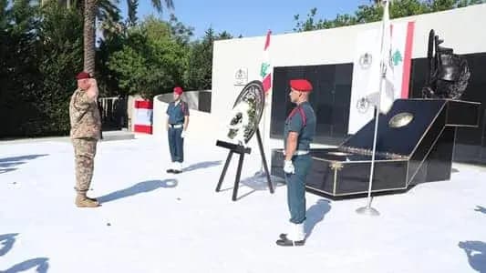 إكليلٌ من الزهرِ على نُصُب شهداء الجيش