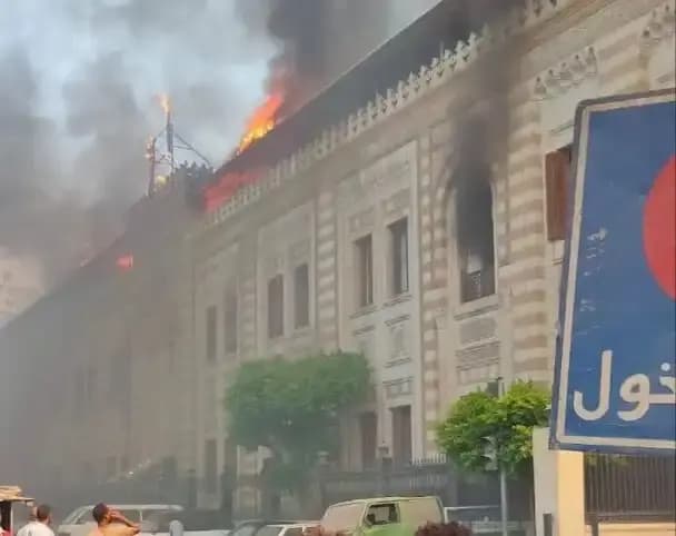 حريق ضخم في مبنى وزارة الأوقاف المصرية
