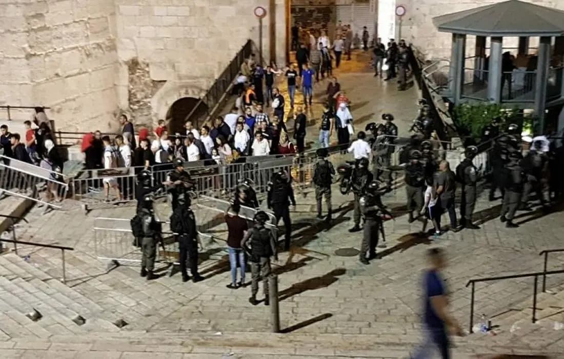 مواجهات بين شبان فلسطينيين وقوات العدو الاسرائيلي بمنطقة باب العامود بالقدس المحتلة