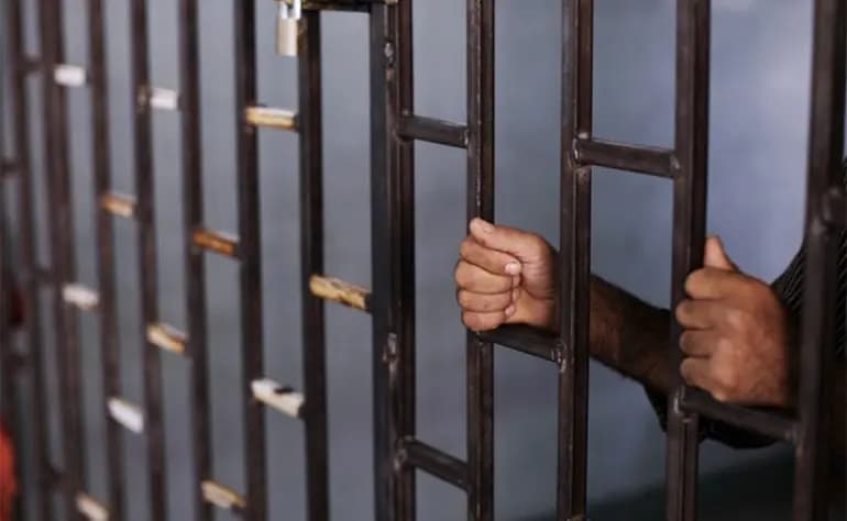 فرّ من السّجن ولكن.. "يا فرحة ما تمت"