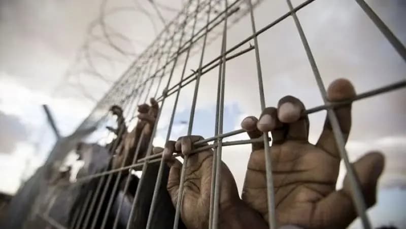 ١٠٠٠ أسير يدخلون الإضراب في سجون الإحتلال