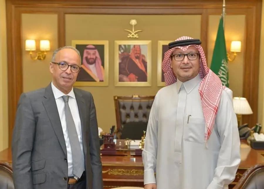 بخاري يستقبلُ سفيرَ الجزائر الجديد