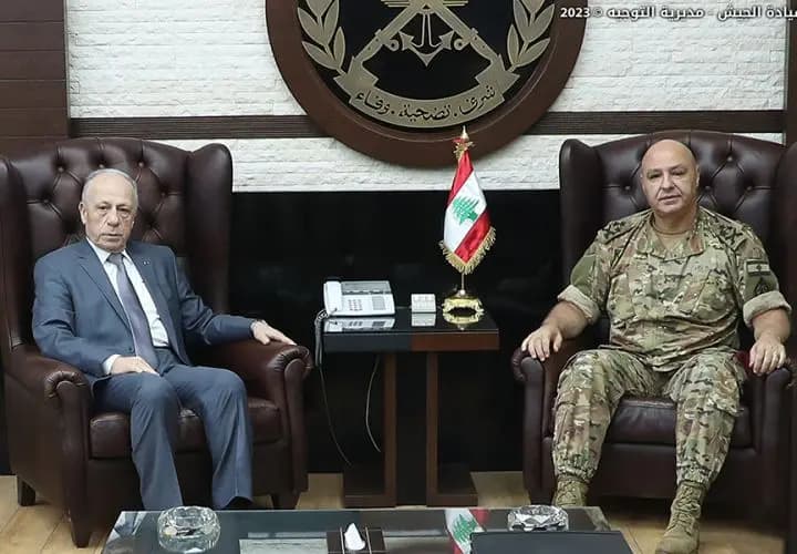 وزيرُ الدّفاع يزورُ قائدَ الجيش معزّياً