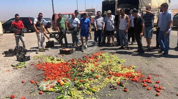 مزارعو سهل القاع يقطعونَ الطّريق الدّولية