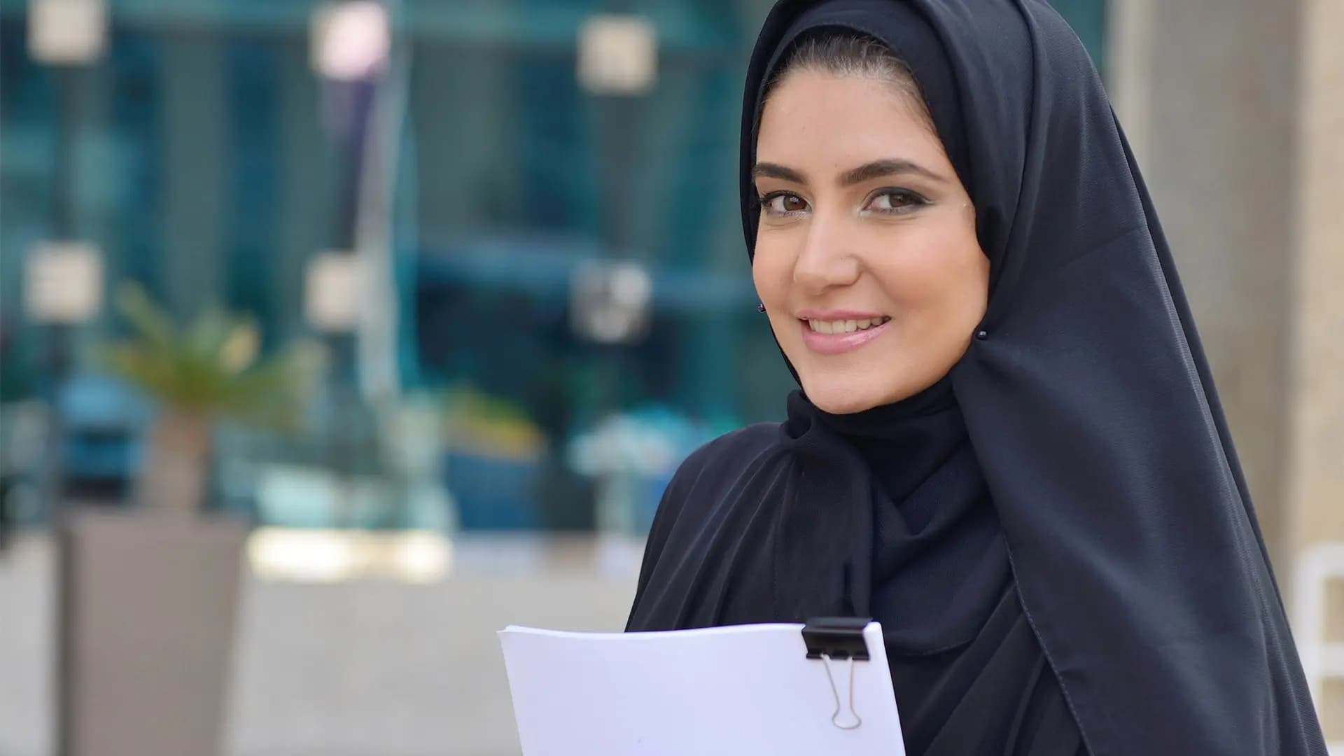 فرنسا تحظر "العباءة الإسلامية" في مدارسها