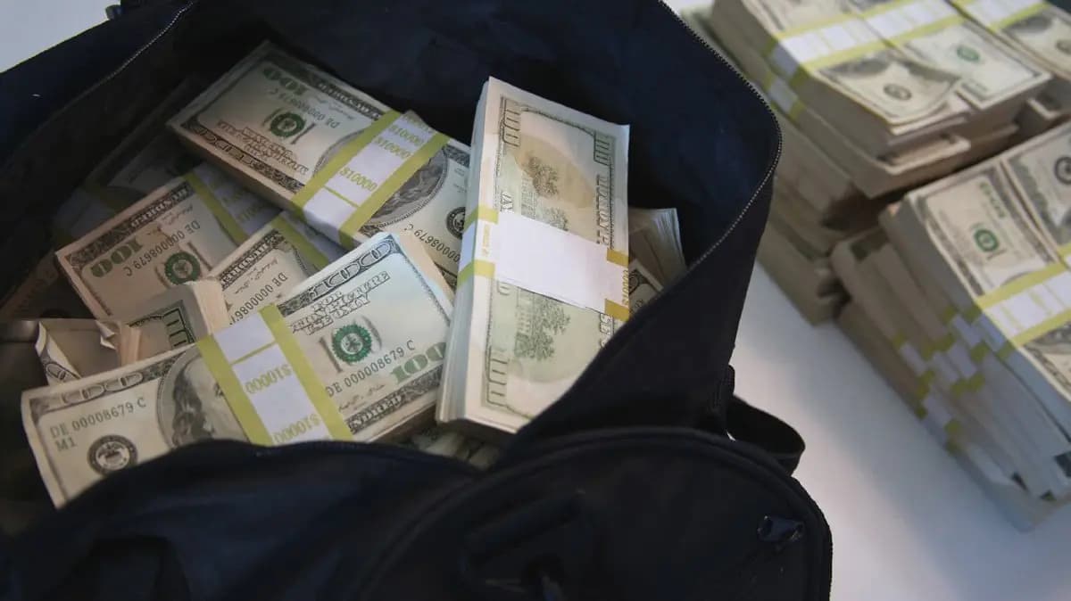 دخلت إلى محل لبيع المجوهرات...وسرقت حقيبة بداخلها 80 ألف دولار