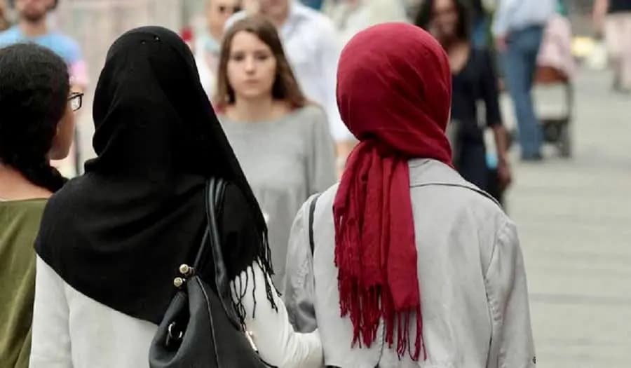 فرنسا تحظّر العباءة..فهل أرعبتها قطعة قماش؟