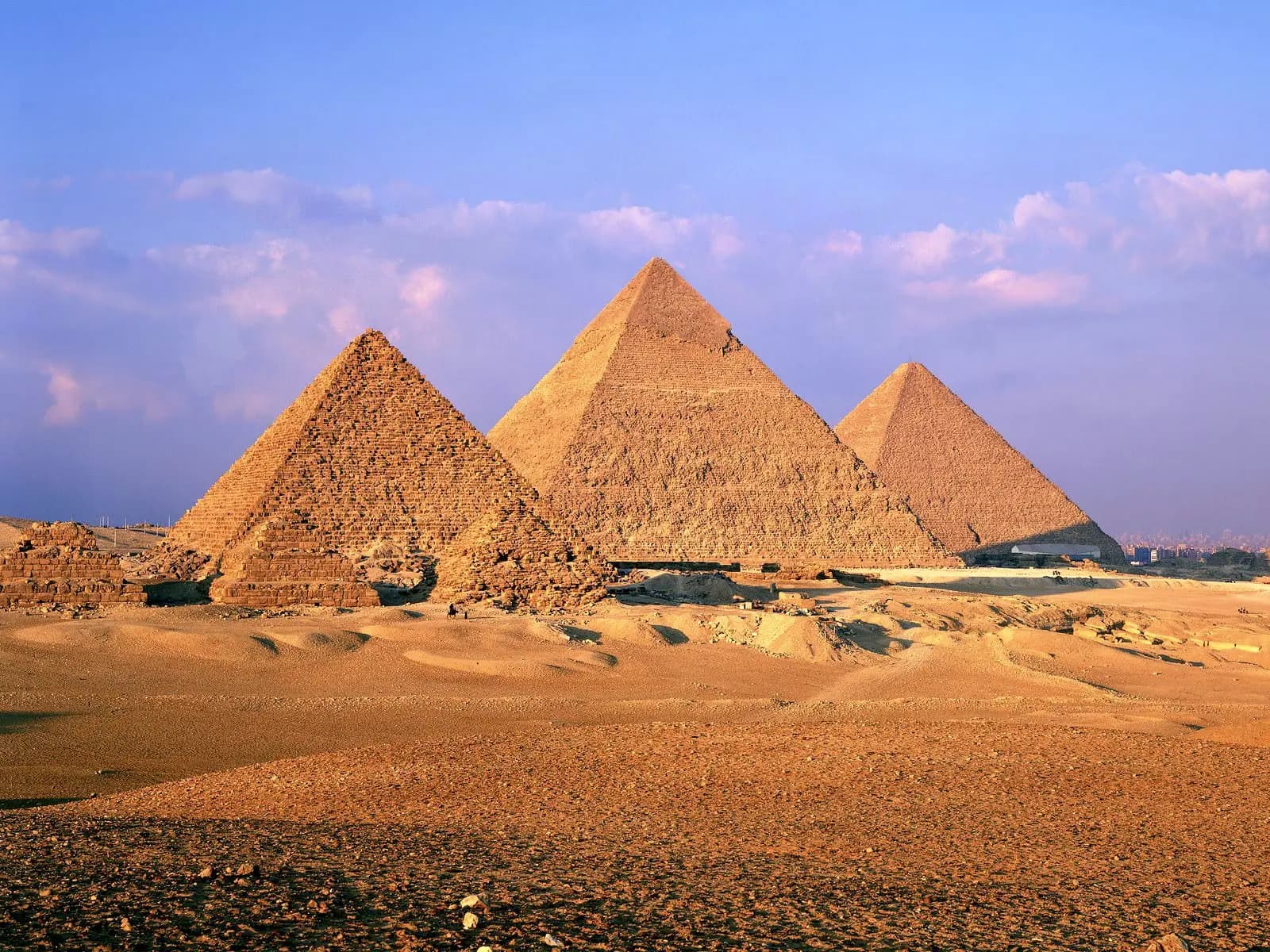 متى يا مصرُ يسعدُنا الرجوعُ؟