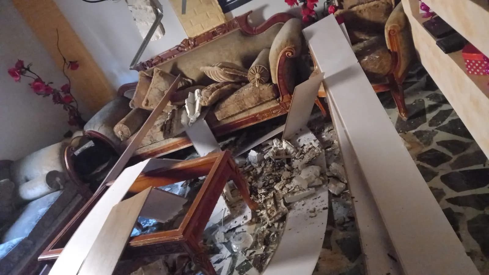 نجاة عائلة في مخيّم البرج الشمالي بعد انهيار سقف بيتها
