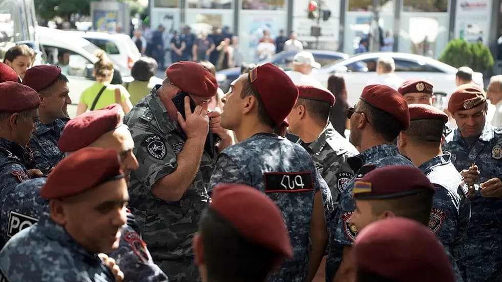 احتجـ.ـاز نائب في البرلمان خلال احتجاجات أرمينيا