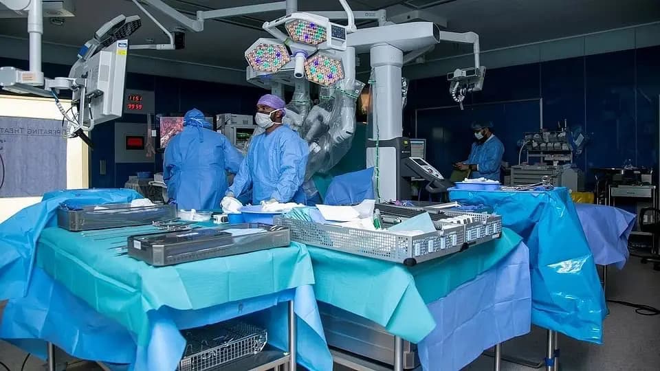 نجاح أوّل عمليّة زراعة كبد كاملة بالروبوت.. في السعودية