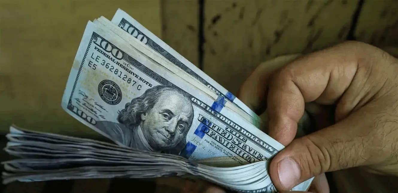 كم بلغ سعر صرف الدولار في السوق السوداء مساء اليوم؟