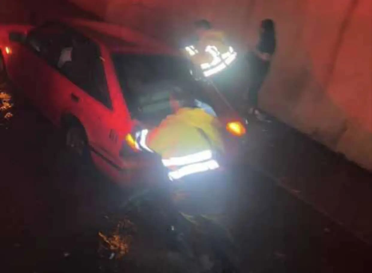 المياه تحاصر شخصين في جونية.. والدفاع المدني حاضر