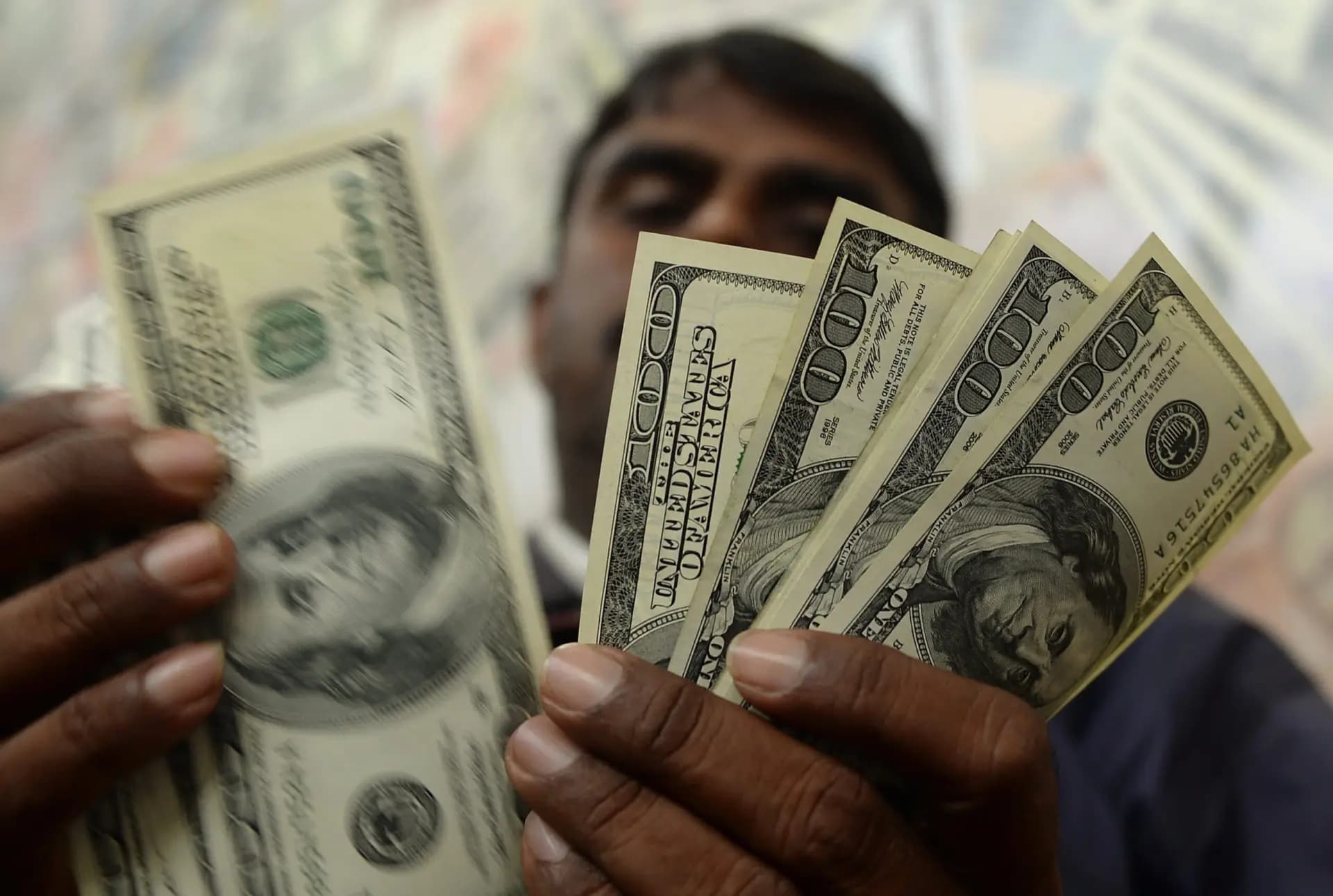 كيف افتتح سعر الدولار اليوم؟