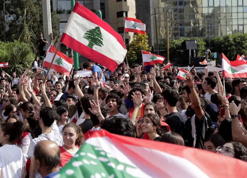 بالصور- لليوم الثالث.. طلاب لبنان ينتفضون بوجه "بؤر الفساد"!
