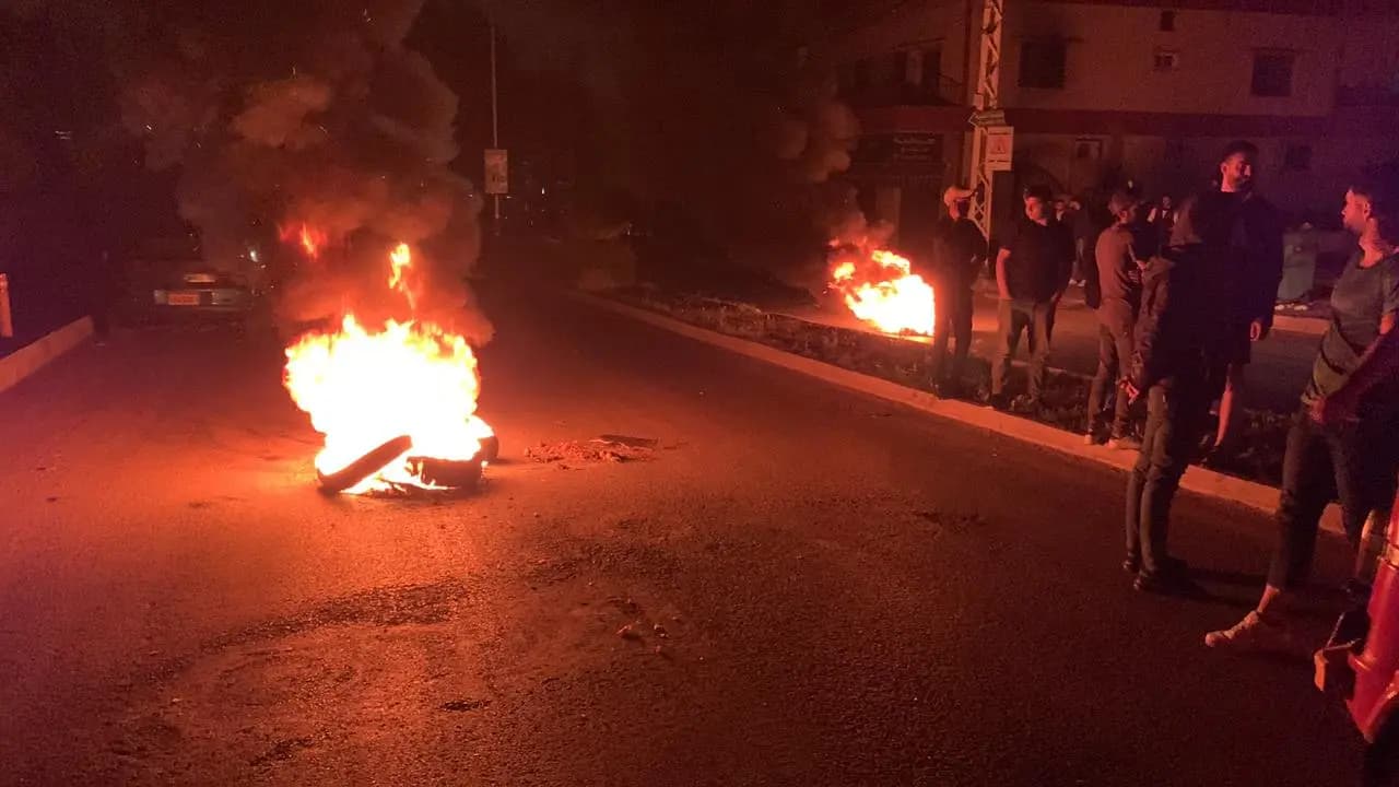 اعتصام من قبل أهالي جب جنين وقطع الطريق أمام شركة الكهرباء احتجاجاً عل انقطاع التيار الكهربائي عن البلدة للأسبوع الثاني على التوالي
