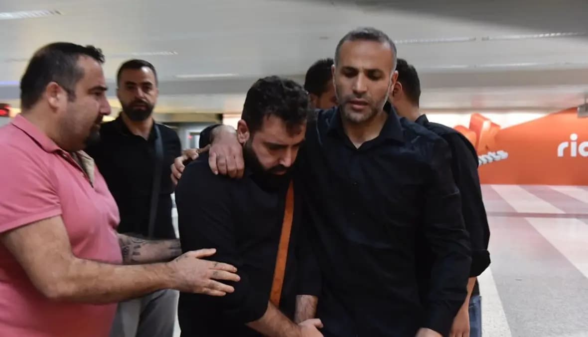 وصول والد الشهيدات للمشاركة في دفن بناته