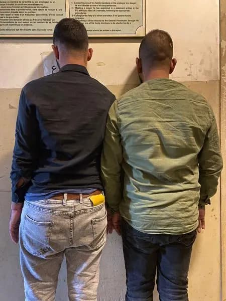 يستخدمان هويّة مزوّرة.. والهدف "السرقة"!