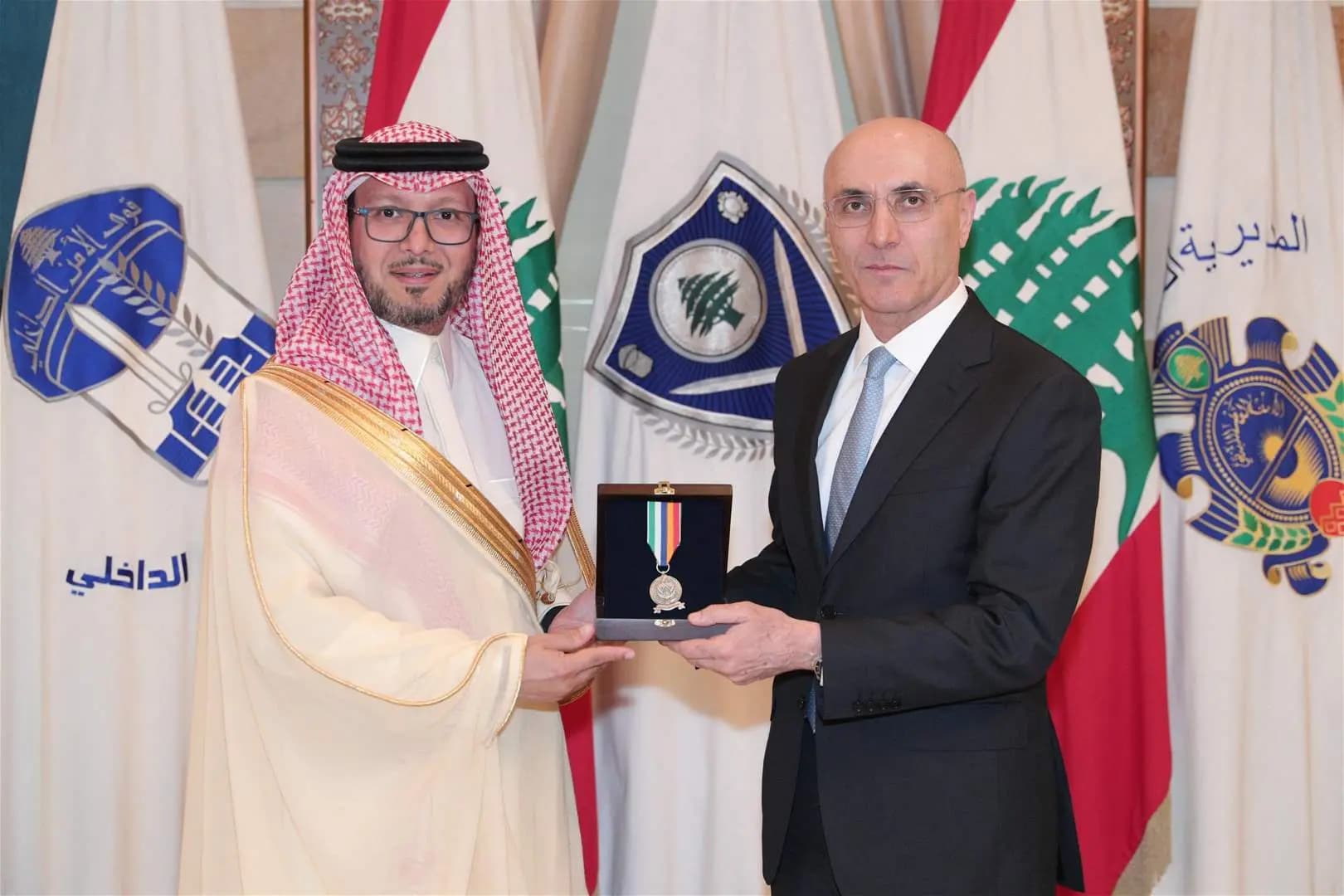 الحجار يودّع البخاري بميدالية تقدير للتعاون بين البلدين