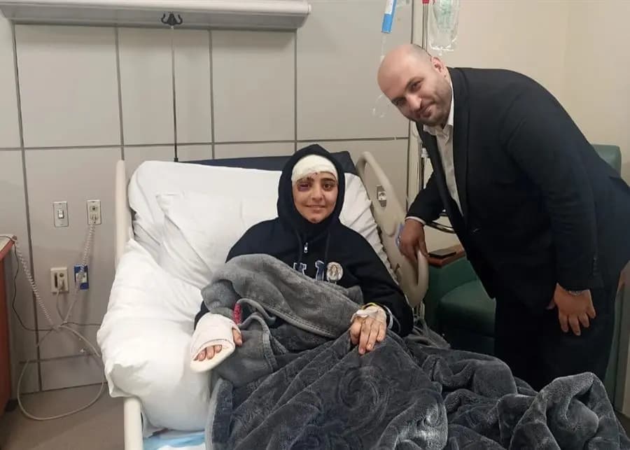 "جراحها لا تُطفئ الأمل".. وزير الصحة يزور الجريحة "فرج"