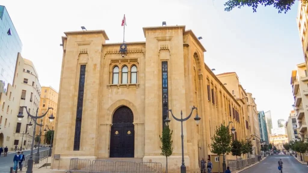 "اربط زندك"... سجال ناري يشعل الجلسة وبري يتدخل!