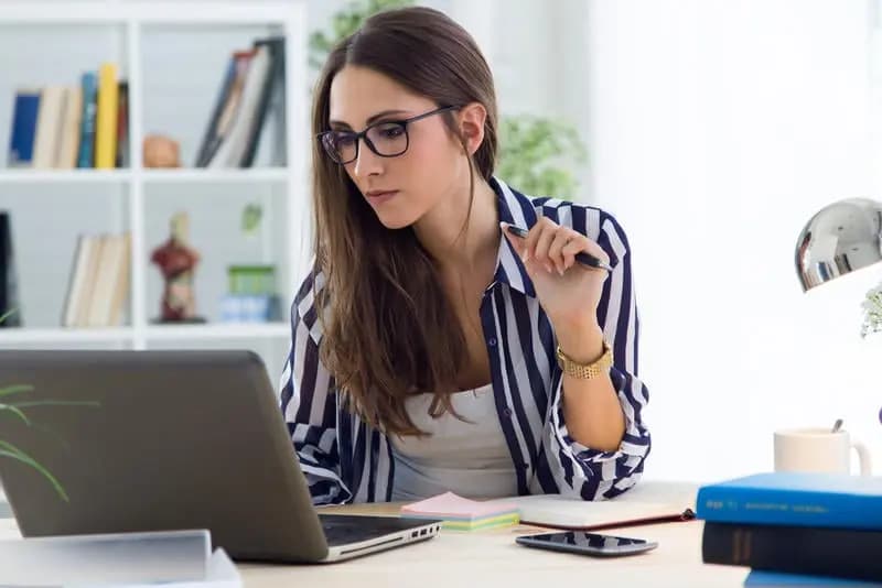 المرأةُ اللبنانية... بين التمكينِ الاقتصاديِّ وتحدياتِ الواقعِ الاجتماعيّ