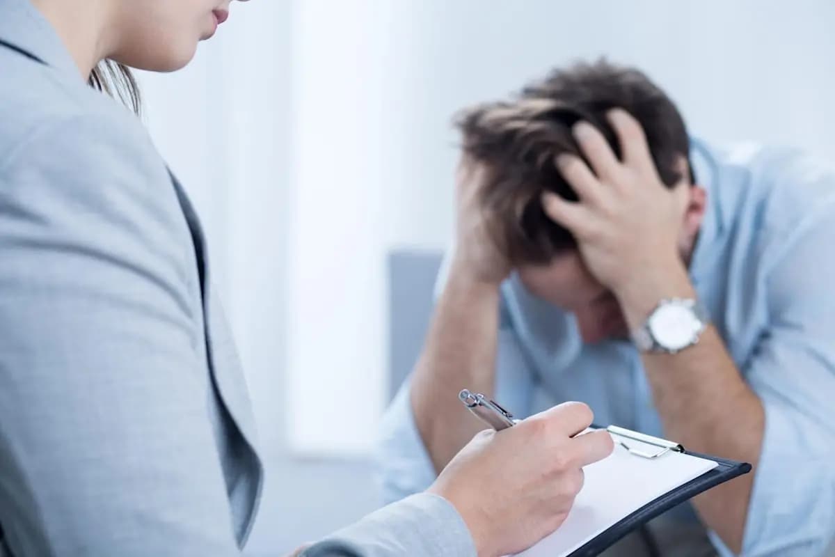 "منيح".. الكلمة الأكثر كذباً: كيف نكمل رغم كلّ شيء؟