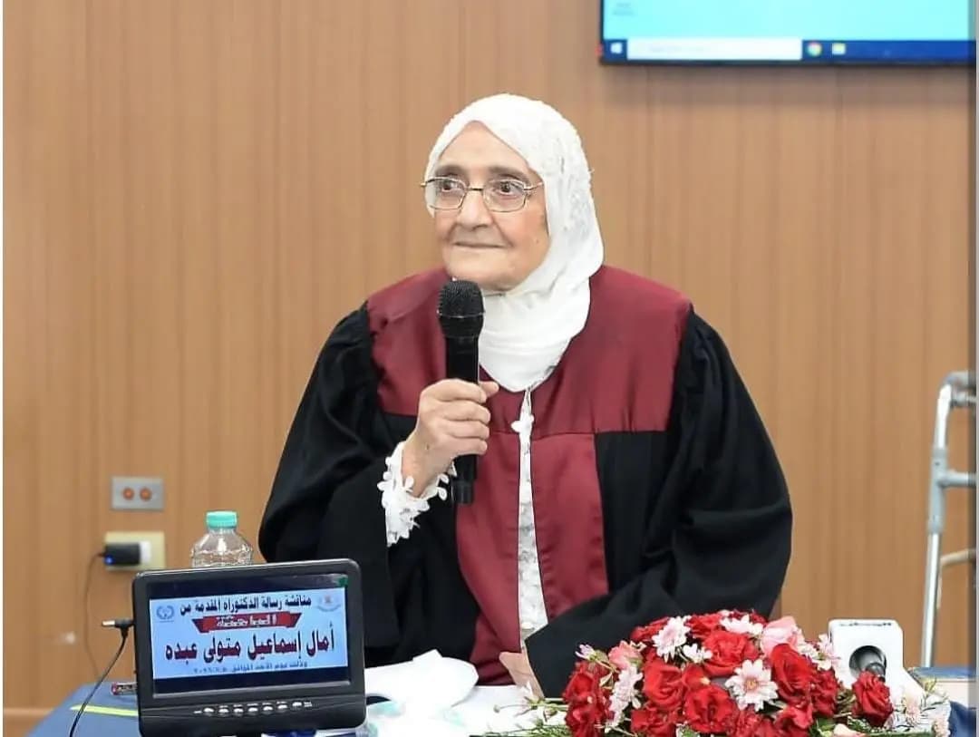 "تحدّت ظروف الحياة وانتصرت".. مصرية تنال الدكتوراه في عمر الـ83!